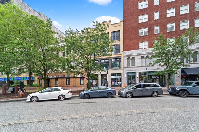 Building Photo - 1224 Huron Rd E