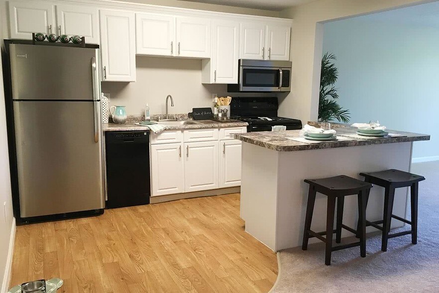 Woodedge Estates Manchester Nh Apartment Finder Newly Renovated Kitchens Featuring Wood Style Flooring Breakfast Bars And Stainless Steel Appliances