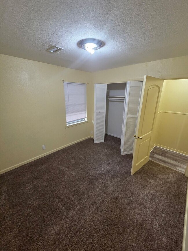 Building Photo - 4 bedroom 1.5 bathroom house!  HOUSING ACC...