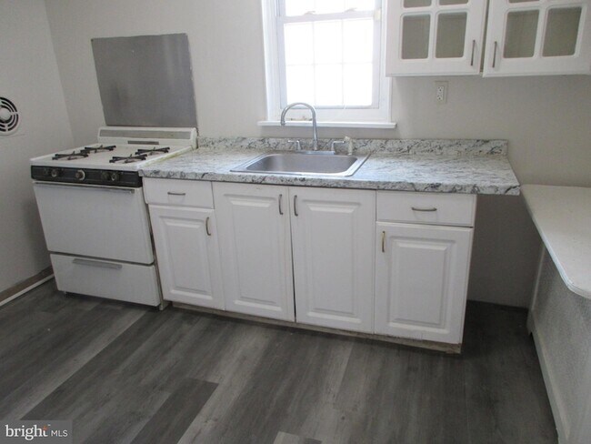 Building Photo - 4123-4100 Tyson Ave