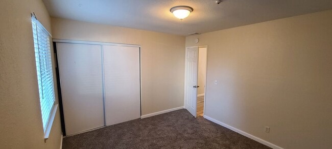 Building Photo - 3 Bedroom Condo in great Location Available Soon!