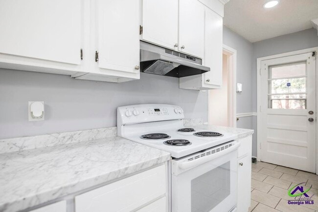 Building Photo - 718 Oakview Square