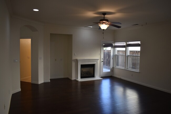 Building Photo - 805 Vía Rosa