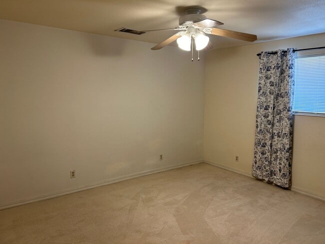 Building Photo - 2 bedroom, 1 bath home with lots of room inside and out.