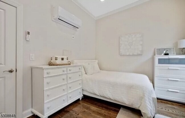 Building Photo - 5 W 19th St