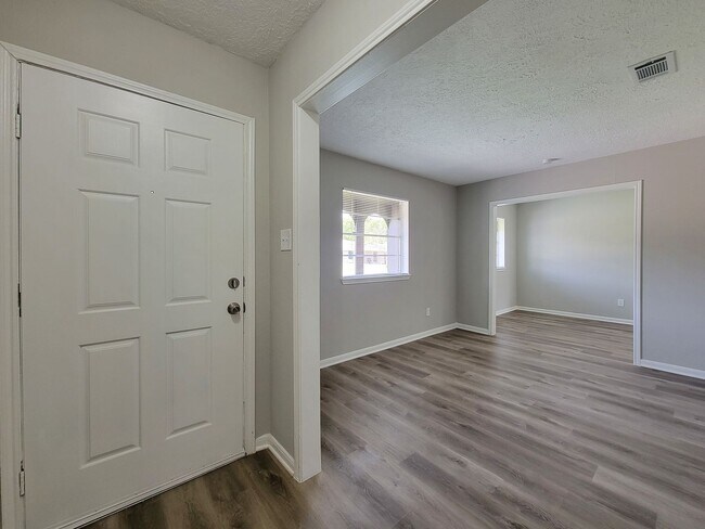 Building Photo - REMODELED 4 BEDROOM 2 BATH LEASE HOME IN H...