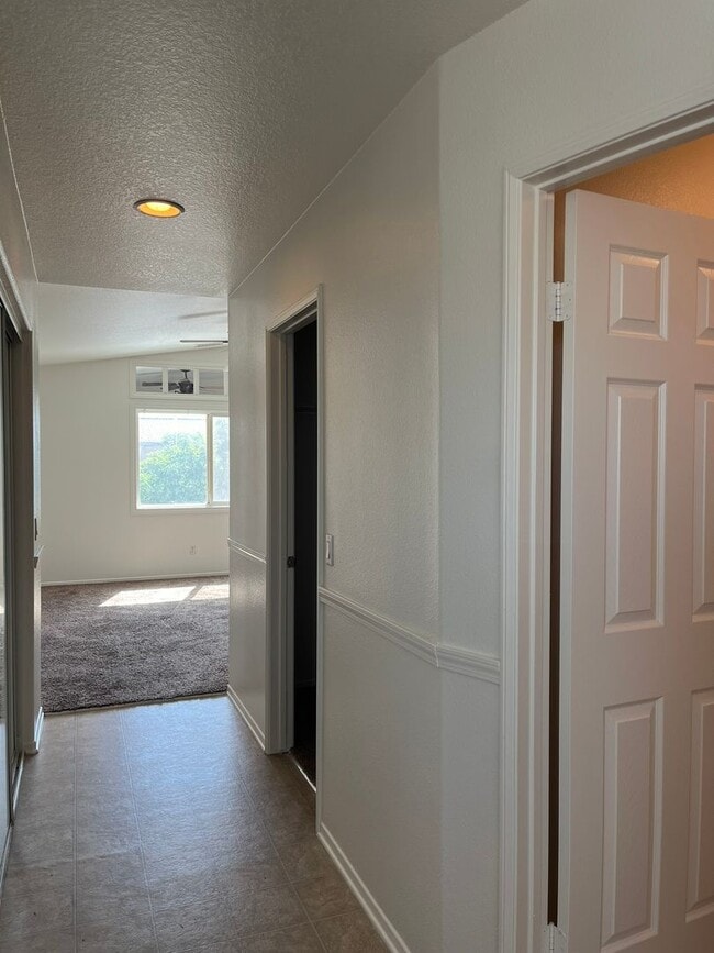 Building Photo - Spacious 5-bedroom, 3-bathroom home in Ade...