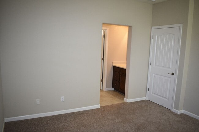 Building Photo - 3033 Village Park Dr