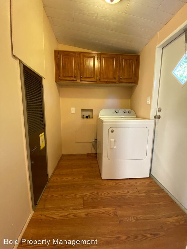 Building Photo - 3 br, 2 bath House - 7 Trailer Dr.