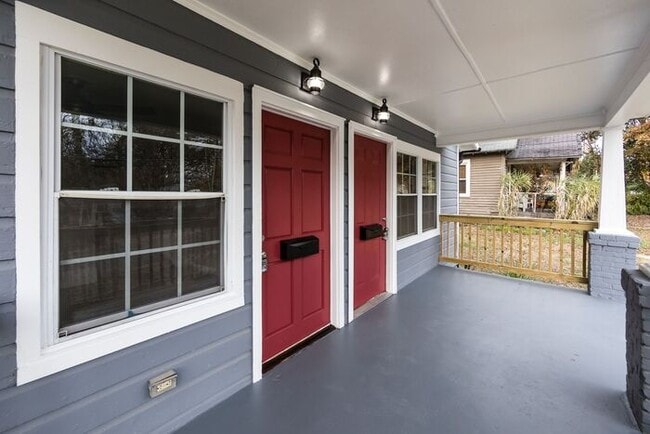 Building Photo - Recently Updated 1BA/1BA Duplex Home with ...