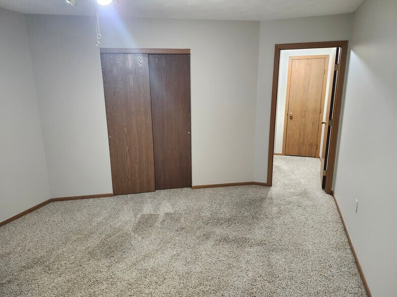 Building Photo - 2448 Wilshire Dr