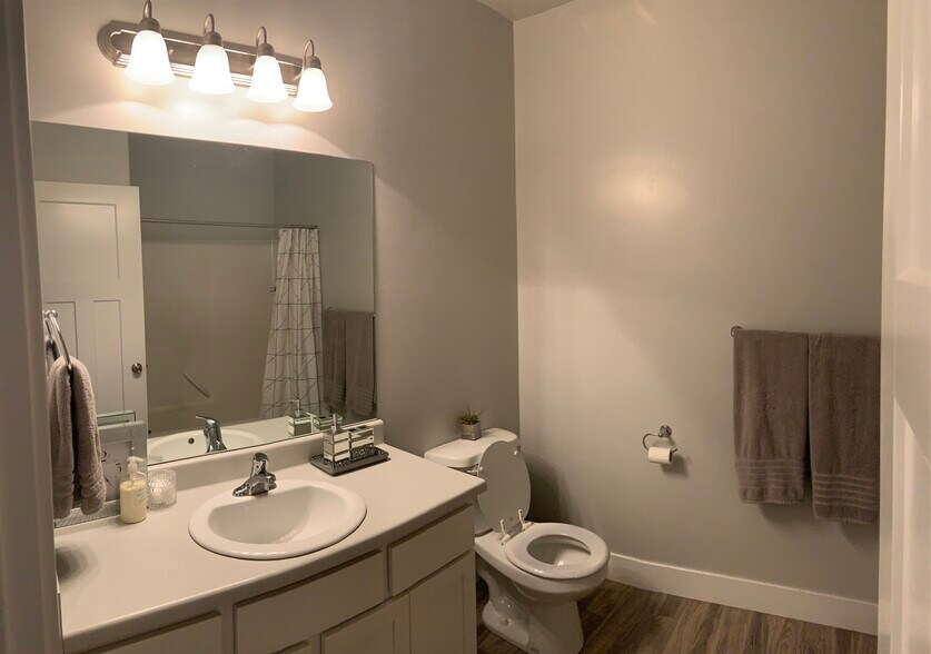 Building Photo - 45 W Silver Springs Dr