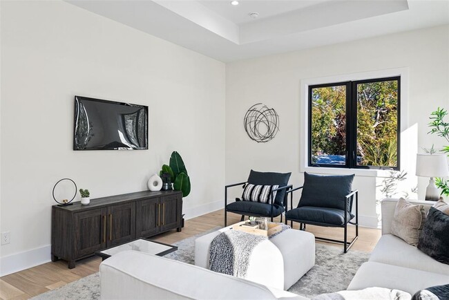 Building Photo - 2106 S Cortez Ave