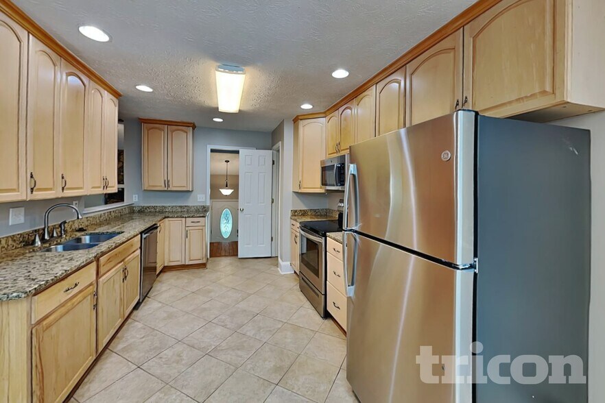 Building Photo - 6583 Oakwood Dr