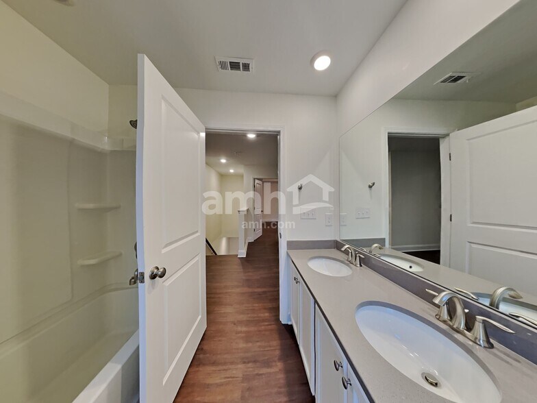 Building Photo - 130 Marin Dr