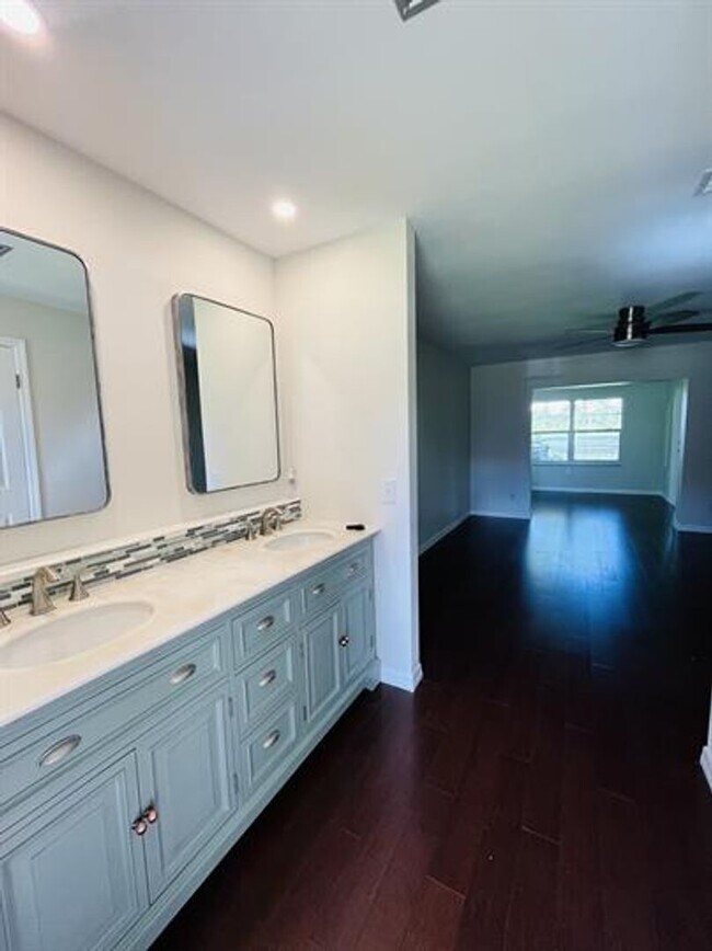 Building Photo - Eustis Lake Front Home with 2 Primary Bedr...