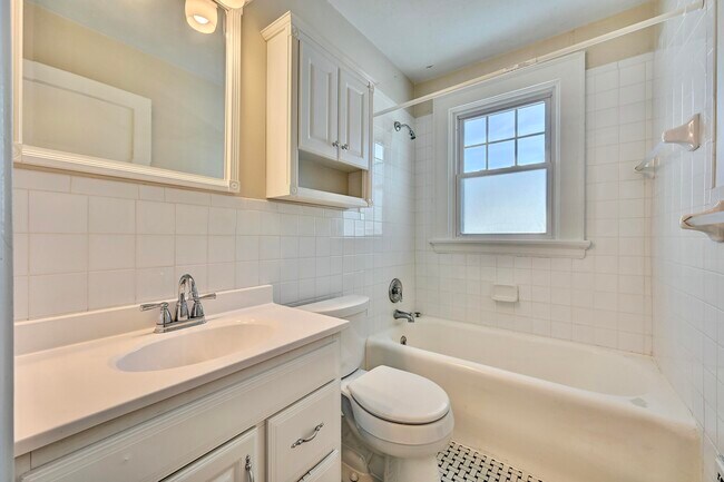 Building Photo - 832 St James Ave