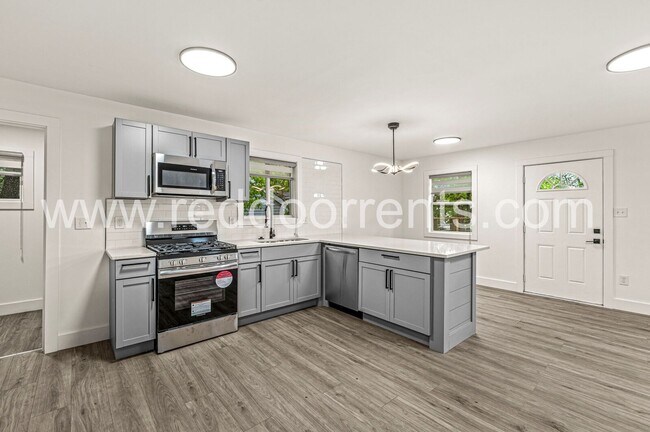 Building Photo - Stylish 3-Bed, 2-Bath Home Minutes from Do...