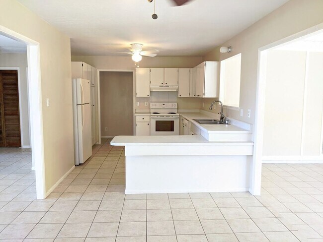 Building Photo - 323MUR