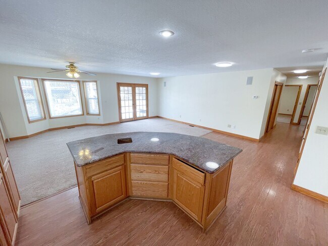 Building Photo - 3 bedroom, 2 bath House