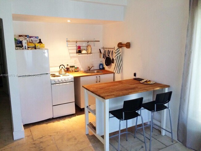 Building Photo - 1990 Bay Dr