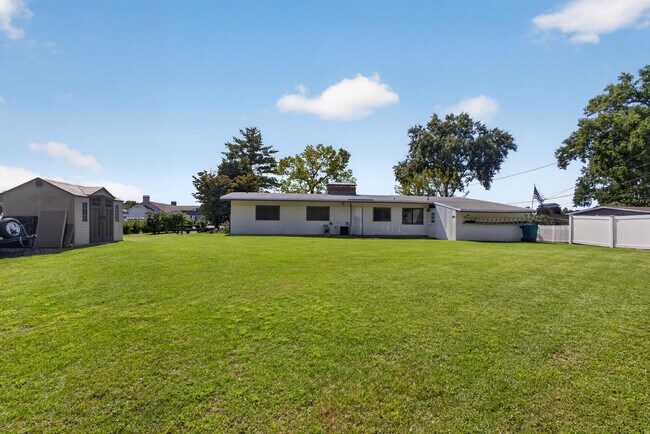 Building Photo - 2205 Country Club Dr