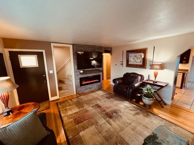 Building Photo - 2 Bed, 1 Bath Newly Renovated Rental