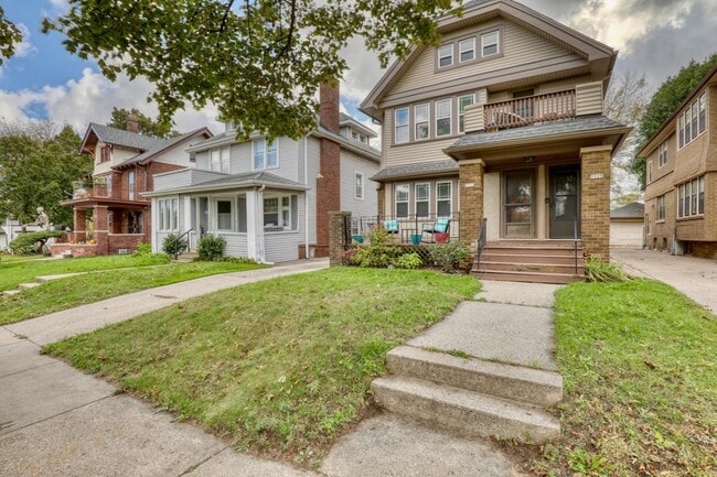 Building Photo - 5113 W Wisconsin Ave