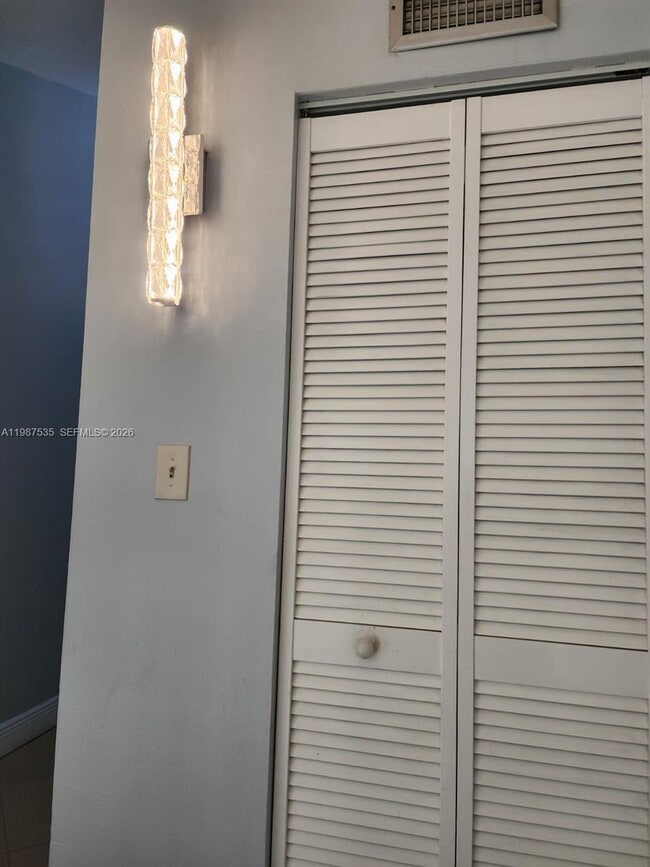 Building Photo - 537 N University Dr