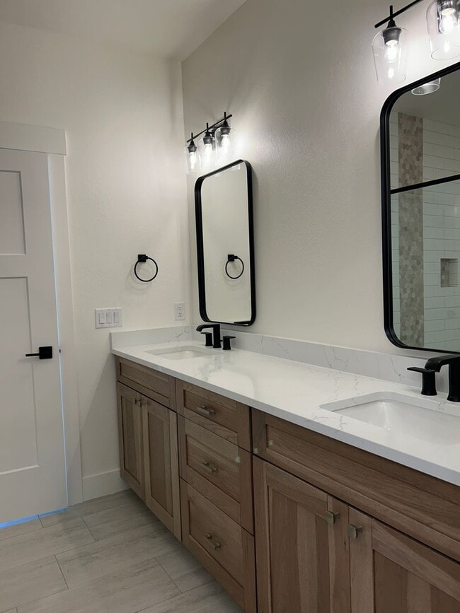 Building Photo - Gorgeous Custom Condo in Hamilton