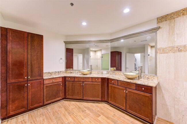 Building Photo - 917 Main St