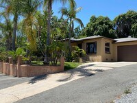 Building Photo - Lovely & Amazing Location-2 Bed/1 Bath Hom...