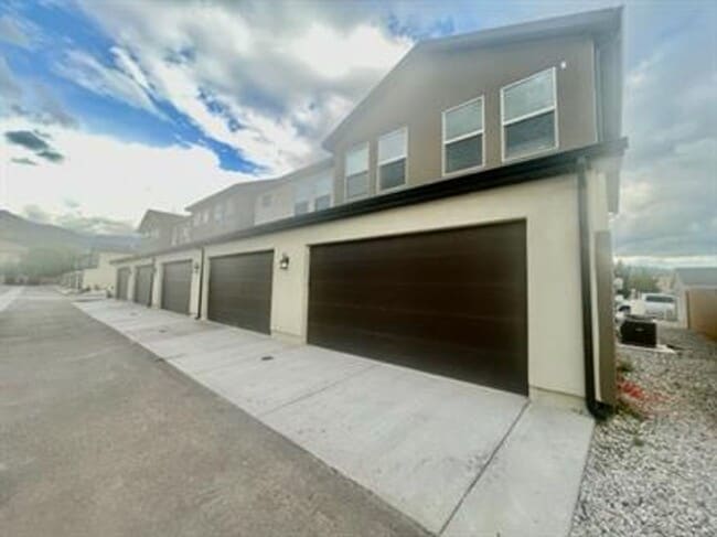 Building Photo - 498 1225 N