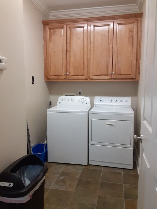 Building Photo - 3 BD/3.5 BR Fully Furnished
