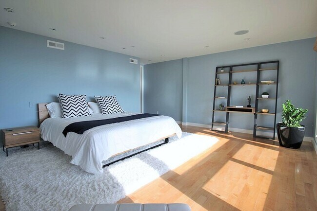 Building Photo - Beautiful Home w/ Stunning Views from Every Room!