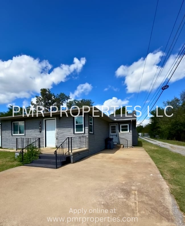 Building Photo - 3 Bedrooms/2 Bathrooms House