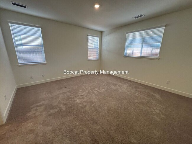 Building Photo - 925 Nelle Dr