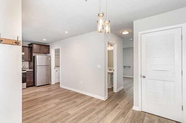 Building Photo - 652 N College St