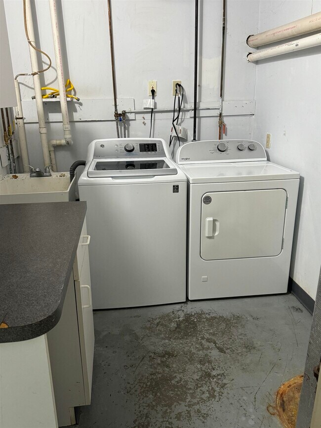 Building Photo - 53 Back River Rd