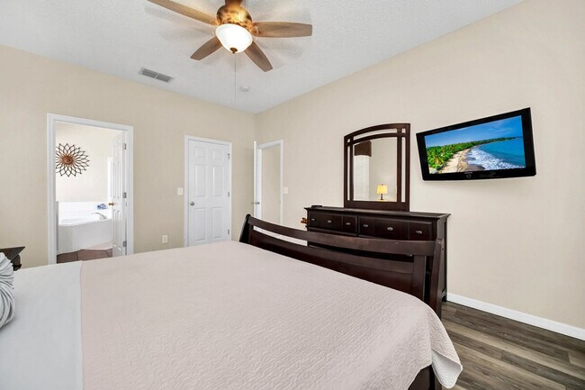 Building Photo - 8538 Sunrise Key Dr