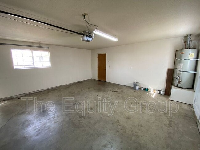 Building Photo - 5936 W Oak Ave