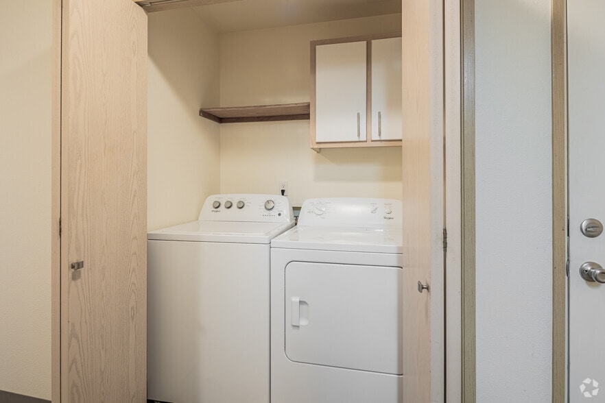 1BR, 1BA - 831SF - In-Unit Laundry - Regency Apartments