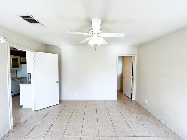 Building Photo - Available NOW!!!! Gorgeous 4 bedroom, 2 ba...