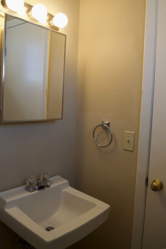 Building Photo - Nice 3 Bedroom 2.5 Bathroom Townhome