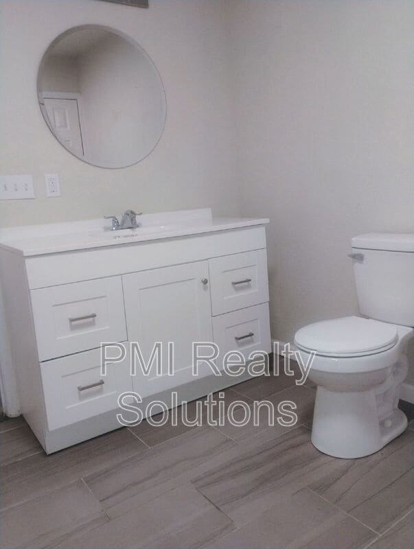 Building Photo - 913 N Creek Ave