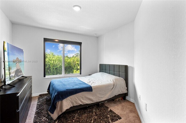 Building Photo - 6285 SW 47th Manor