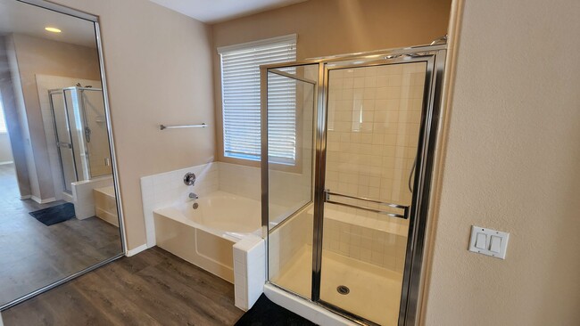 Building Photo - Gorgeous 5 Bedroom w/ Downstairs bedroom! ...