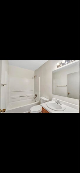 Building Photo - 406 E Adams St