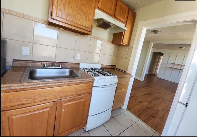 Building Photo - 103 E 22nd St