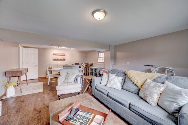 Building Photo - 7215 Larchwood Ln